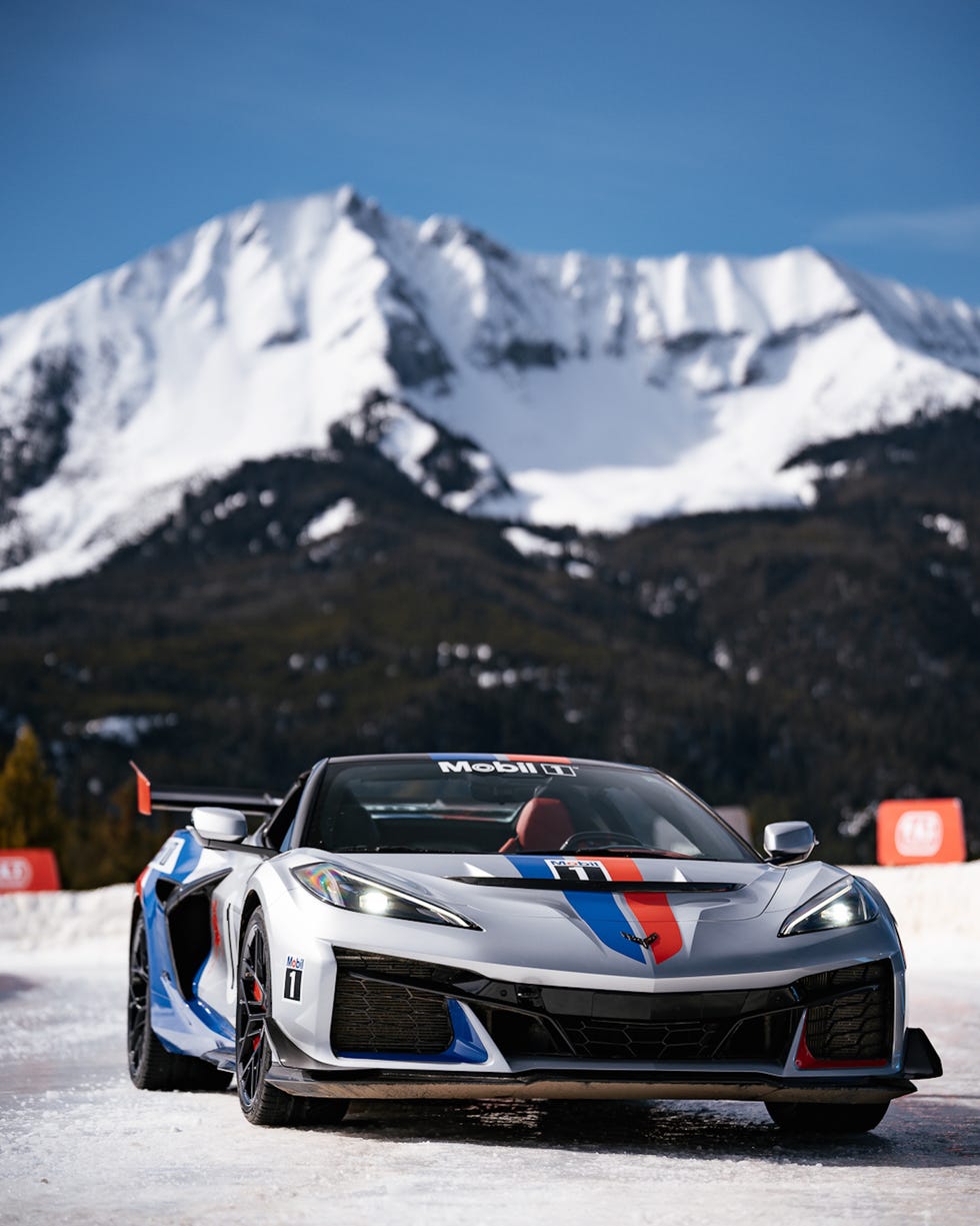 Corvette ZR1 em movimento na neve