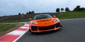 Corvette ZR1X na neve, vista lateral