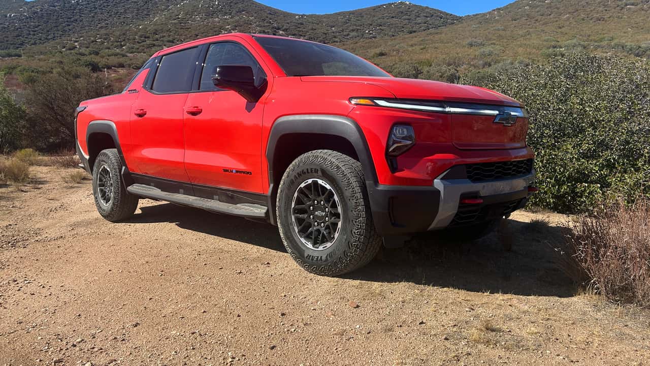 Picape Chevrolet Silverado EV em uma trilha de terra