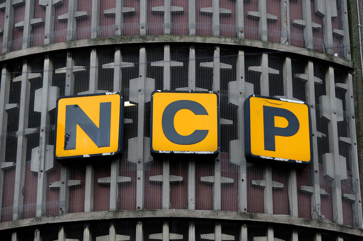 Estacionamento vazio da NCP no Reino Unido