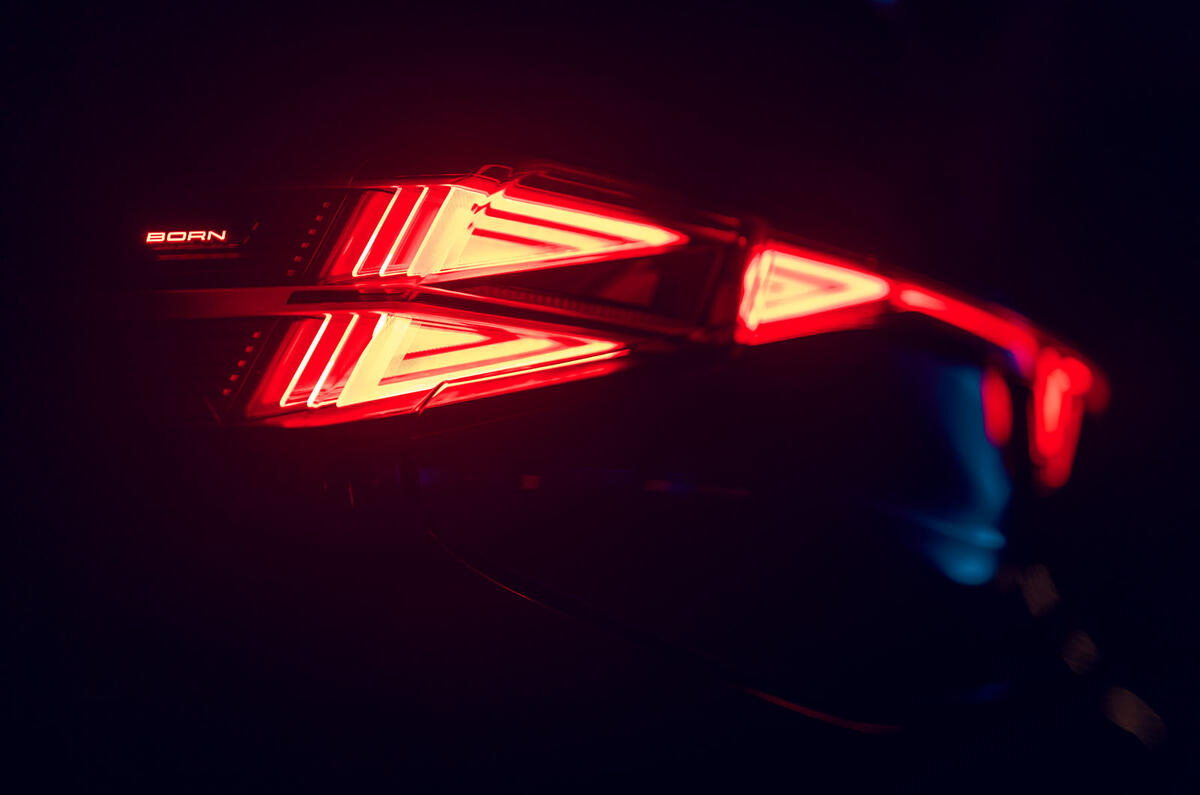 Teaser do Cupra Born Facelift mostrando a nova assinatura de iluminação traseira