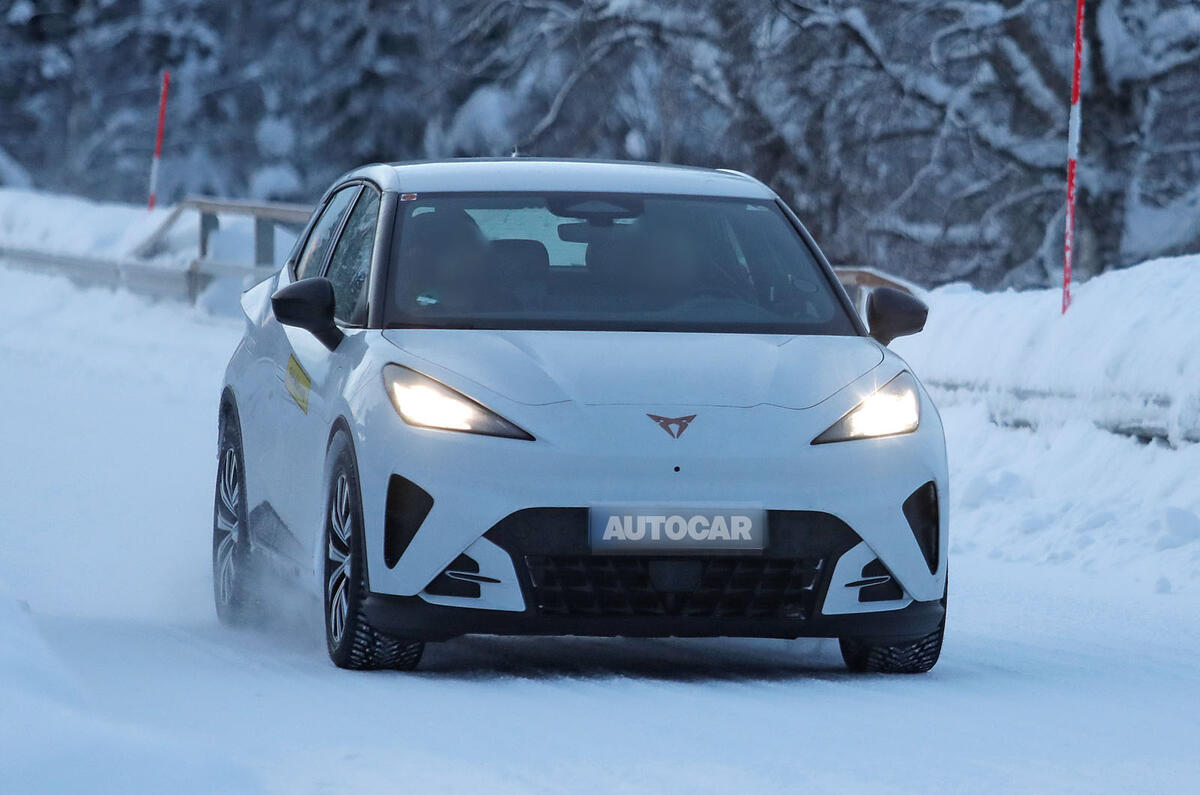 Cupra Raval 2026 camuflado em teste, com design agressivo e faróis triangulares