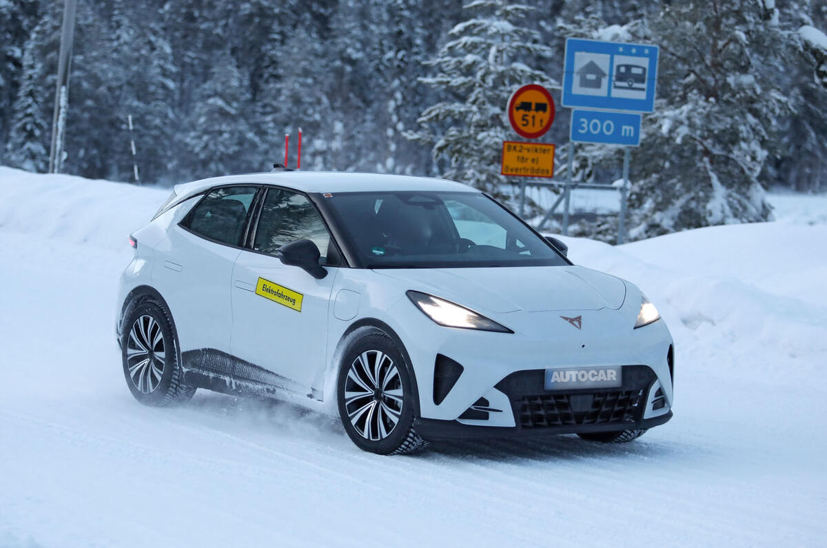 Detalhe do farol triangular do Cupra Raval 2026 em close, com iluminação LED