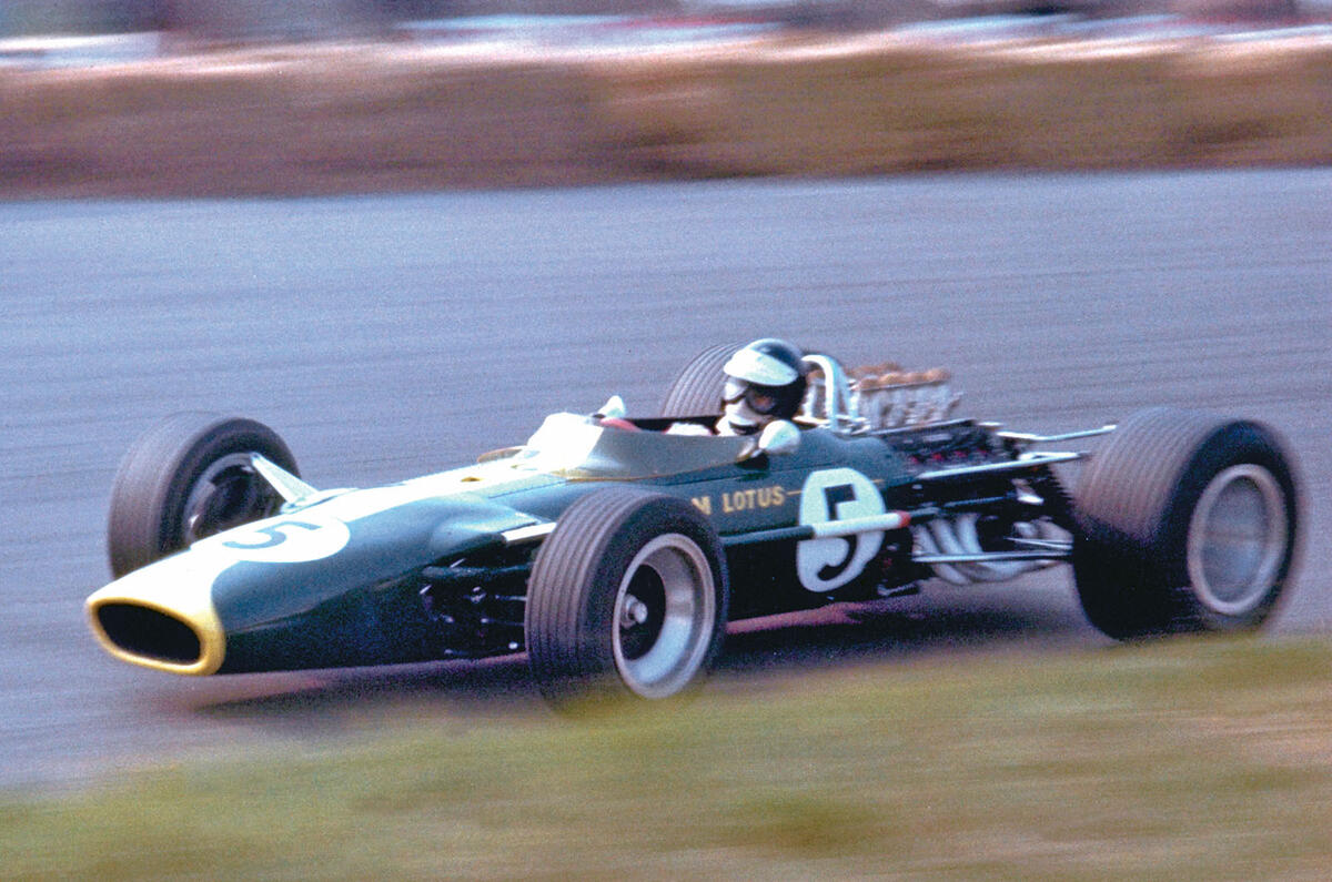 Jim Clark em um Lotus-Ford Cosworth DFV no Grande Prêmio da Holanda de 1967