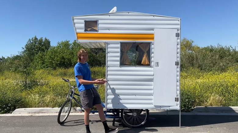 Trailer a pedal dos Dangie Bros em sua versão original, construído com compensado e metal