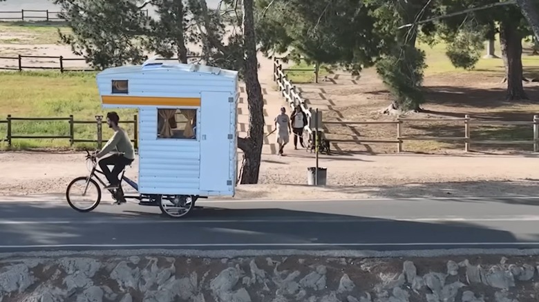 Jeff e Chris Dangie pedalando o RV construído por eles, enfrentando dificuldades na estrada