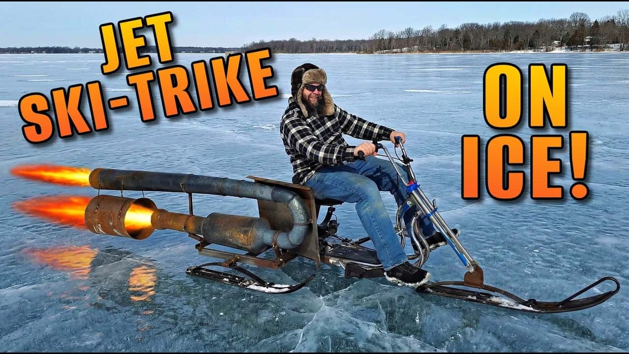 Ski trike construído a partir de uma scooter, com três esquis e motor aparente