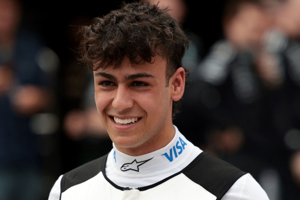 Arvid Lindblad em seu carro da Racing Bulls