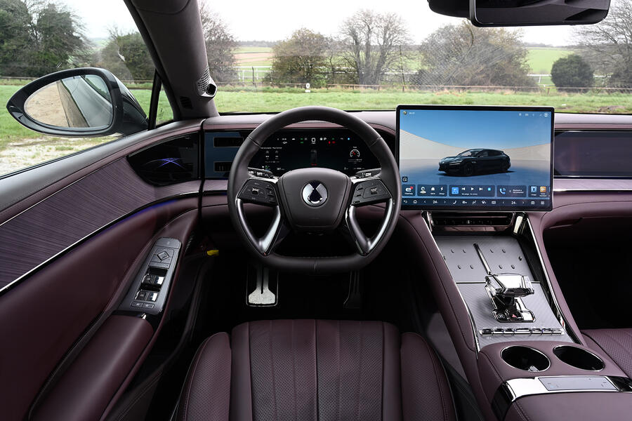 Interior do Denza Z9 GT com volante e console central com detalhes em cor ameixa