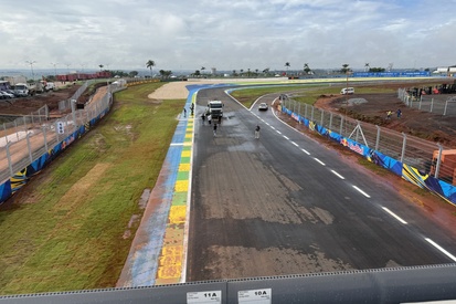 Equipe de pista trabalhando na limpeza da pista de corrida