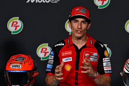 Marc Márquez pilotando sua moto Ducati em alta velocidade