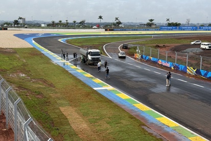 Equipe de pista realizando limpeza e manutenção em um circuito de corrida