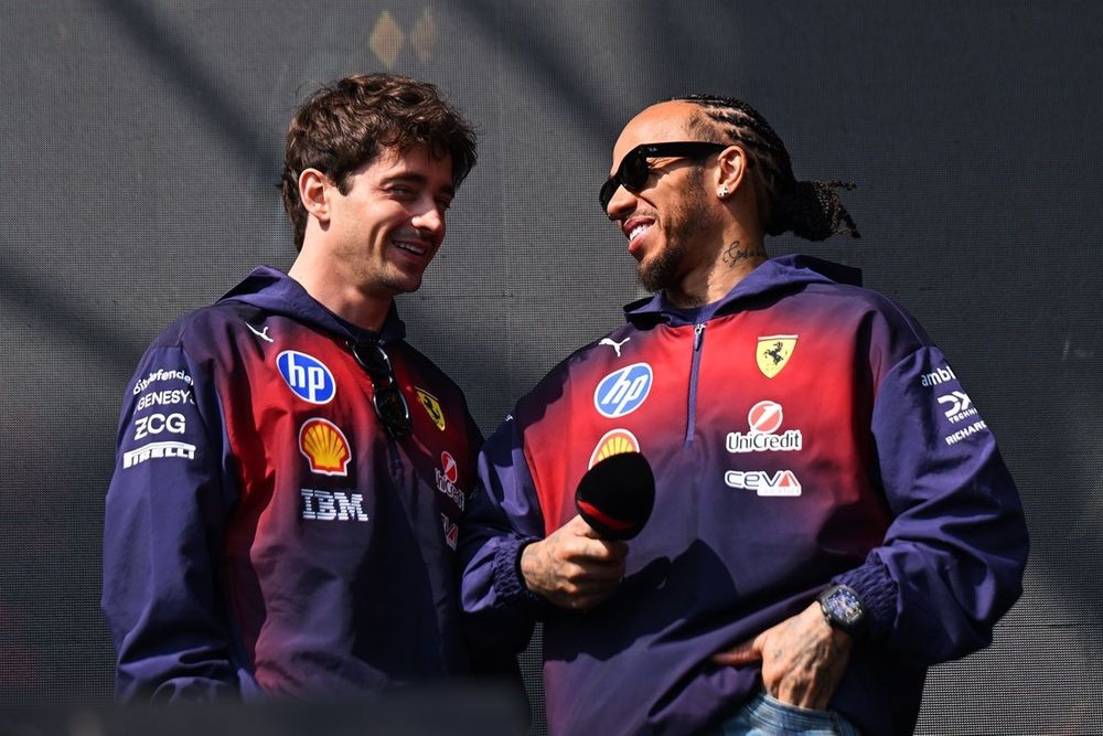 Charles Leclerc e Lewis Hamilton disputam posição na pista
