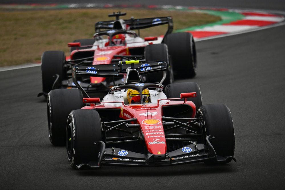 Lewis Hamilton à frente de Charles Leclerc em uma curva