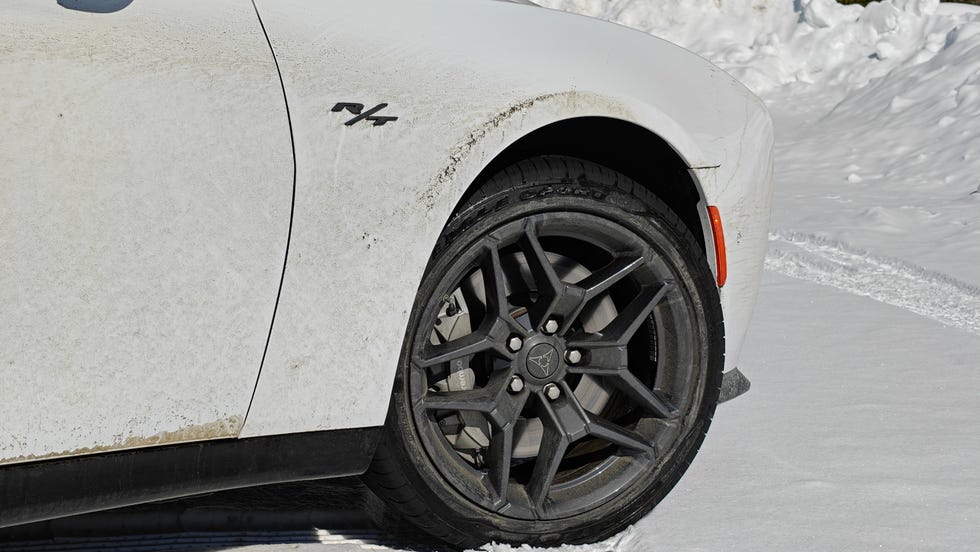 Rodas e freios do Dodge Charger R/T 4-Door 2026 com o Performance Handling Group