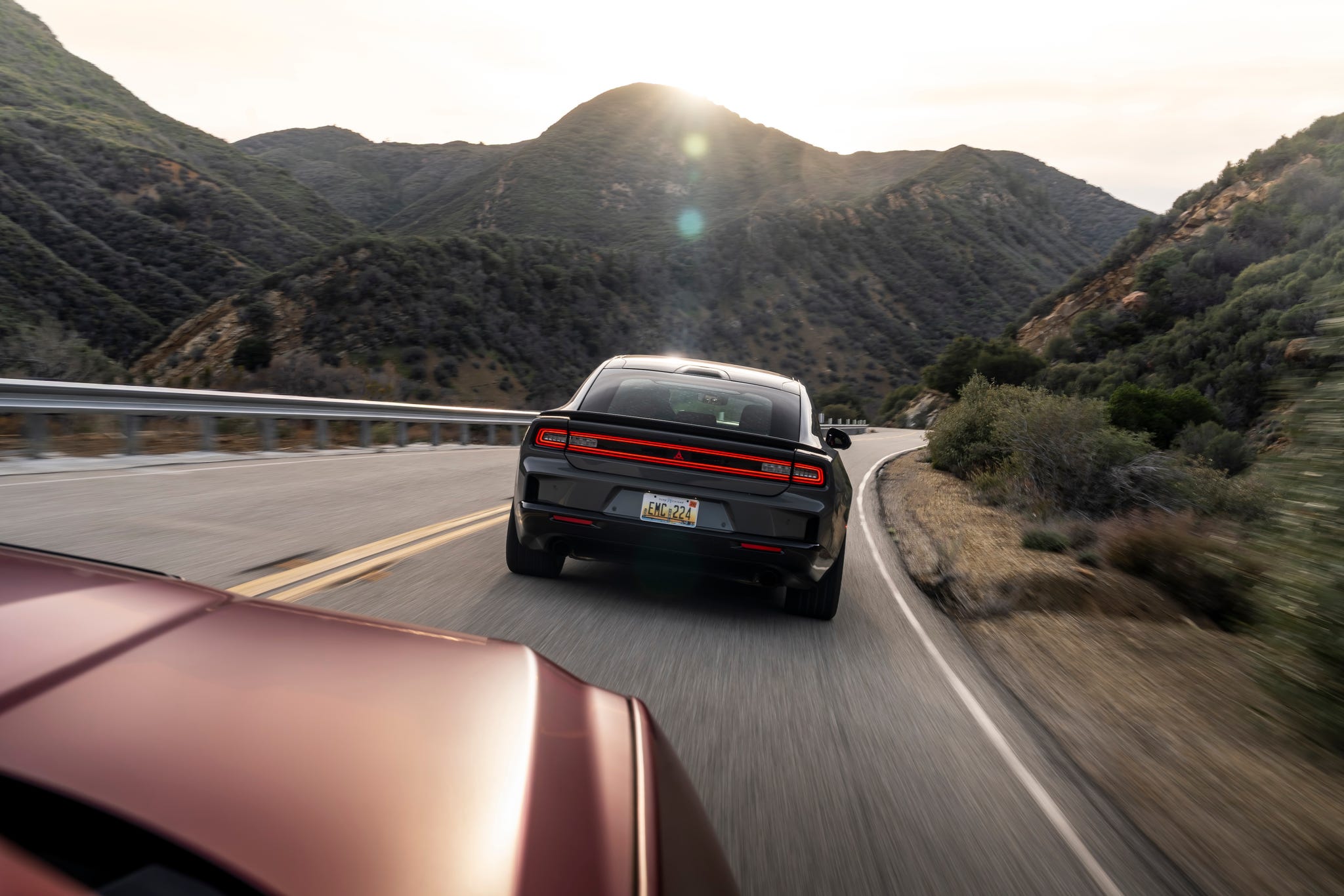 Close-up da dianteira do Dodge Charger Scat Pack, mostrando a grade e os faróis de LED