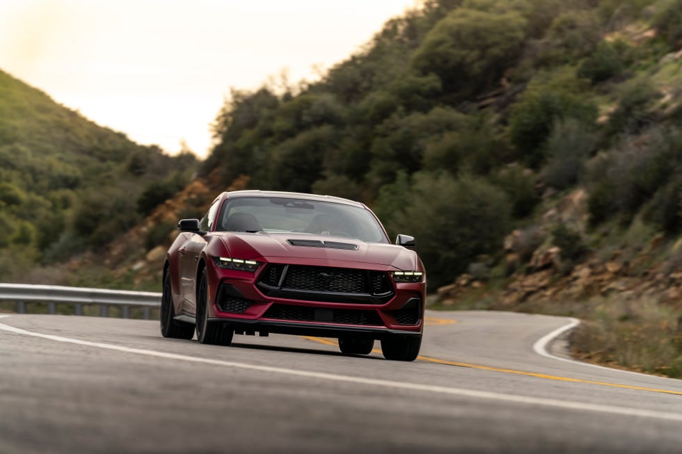 Traseira do Ford Mustang GT vermelho, mostrando as lanternas triplas e o aerofólio