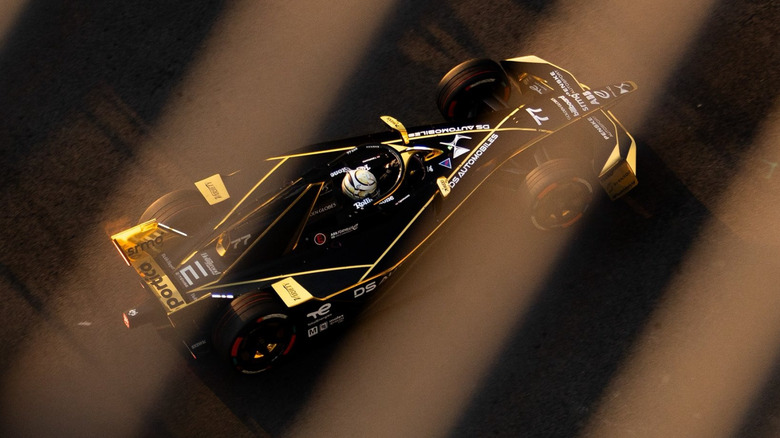 Carro da DS Penske Gen3 azul em pista, Fórmula E