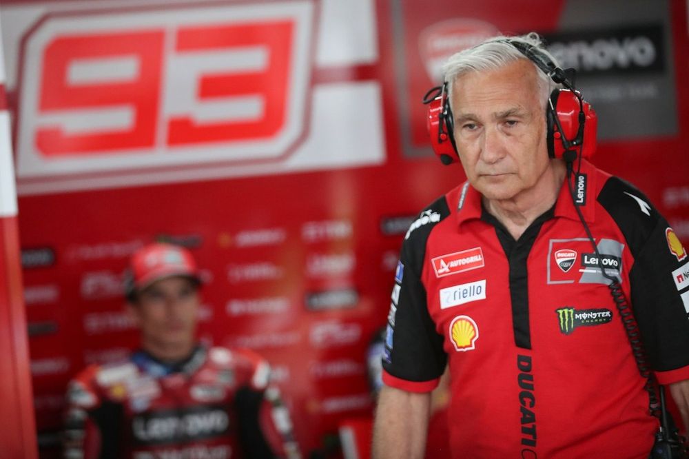 Davide Tardozzi, chefe da Ducati, falando à imprensa