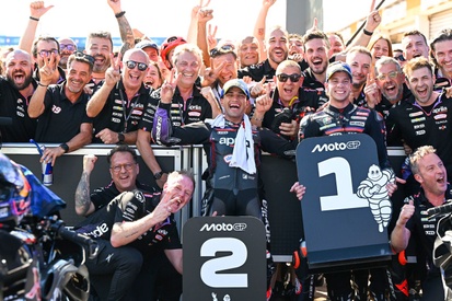 Jorge Martín em sua motocicleta Ducati durante uma corrida de MotoGP