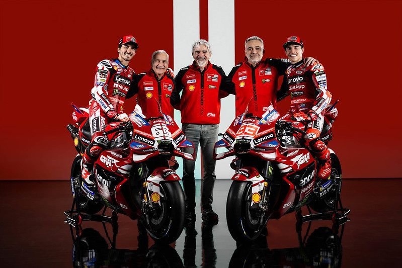 Ducati revela moto