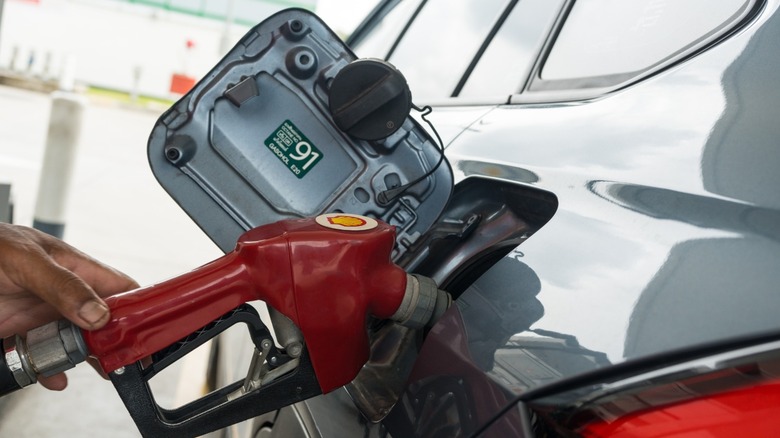 Três carros de diferentes épocas que se destacam pela economia de combustível: um Mitsubishi Mirage, um Honda Civic CRX e um Geo Metro.