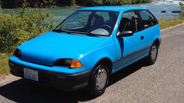 Geo Metro XFI 1994, um carro compacto cinza com um design simples e funcional.