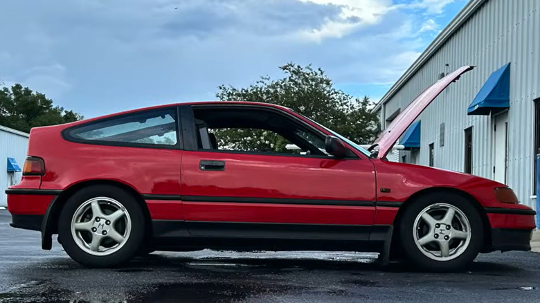 Honda Civic CRX HF 1991, um carro esportivo compacto branco com design aerodinâmico.