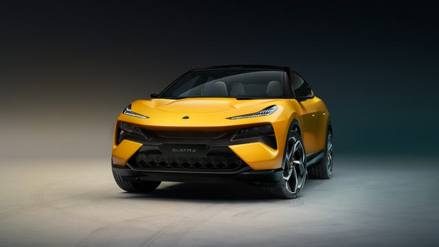 Lotus Eletre SUV elétrico amarelo em estúdio