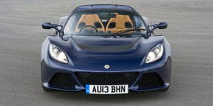 Lotus Roadster clássico em pista