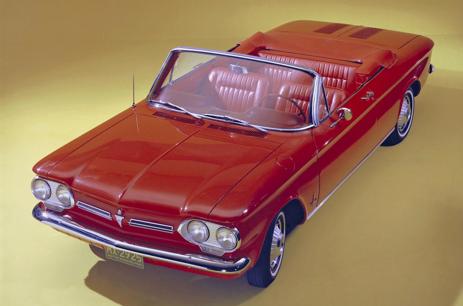 História — Chevrolet Corvair 1959 azul estacionado em uma rua