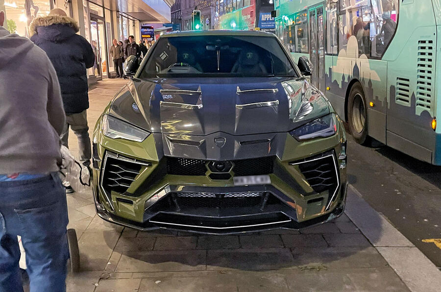 SUV Lamborghini Urus amarelo em estacionamento, demonstrando o tamanho do veículo