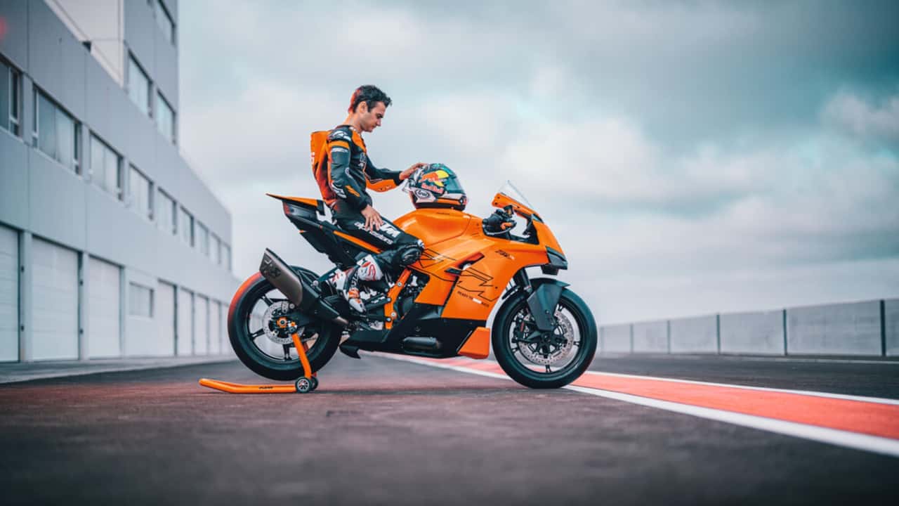 Dani Pedrosa pilotando a KTM 990 RC R Cup