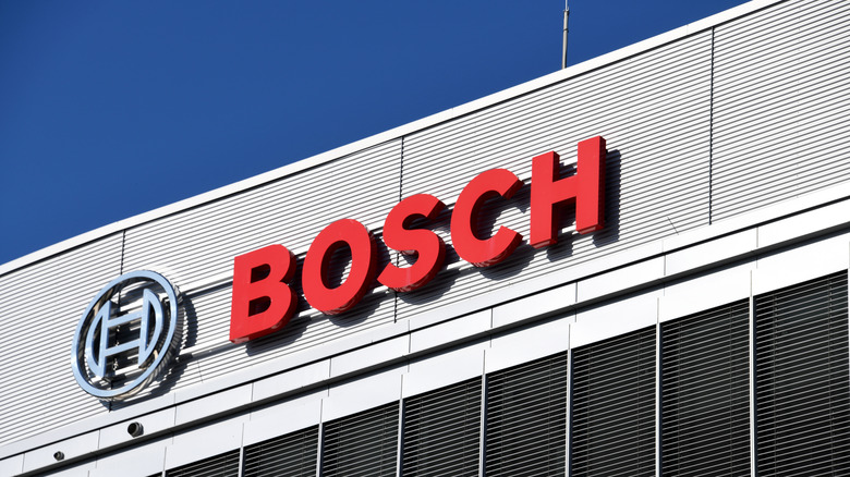 Fachada de uma fábrica ou centro de pesquisa de componentes automotivos na Europa
