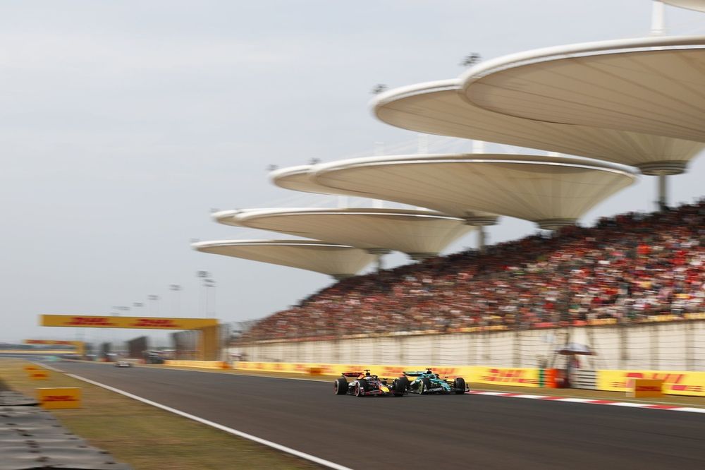 Max Verstappen em seu carro da Red Bull Racing na pista