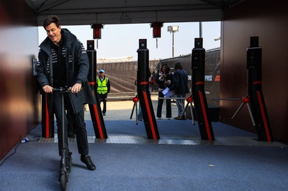 Toto Wolff, chefe da Mercedes, em área de paddock da F1