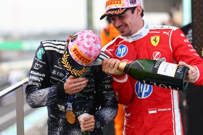 Charles Leclerc no cockpit da Ferrari SF-26 em pista durante corrida de Fórmula 1 2026