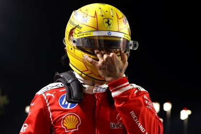 Lewis Hamilton em um carro da Ferrari