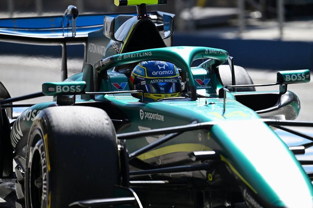 Fernando Alonso em um carro da Aston Martin