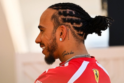 Carro da Ferrari em alta velocidade na pista