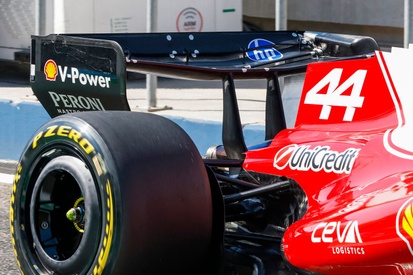 Detalhe da asa traseira de um carro de Fórmula 1 da Ferrari