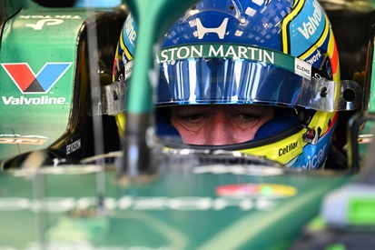 Fernando Alonso pilotando um Aston Martin