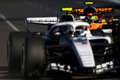 Lando Norris em um McLaren e Valtteri Bottas em um Sauber