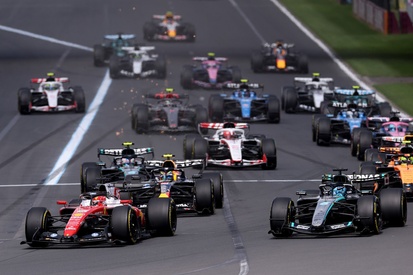 Charles Leclerc (Ferrari) e George Russell (Mercedes) em disputa na pista