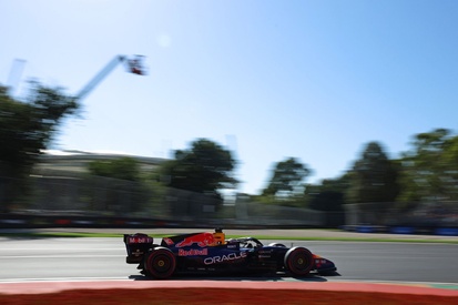 Max Verstappen, piloto da Red Bull Racing, em alta velocidade na pista