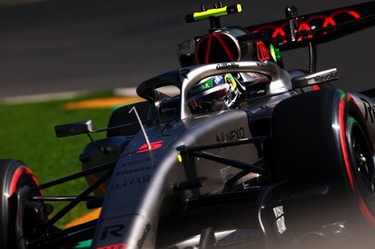 Jovem piloto Gabriel Bortoleto com uniforme da equipe Audi