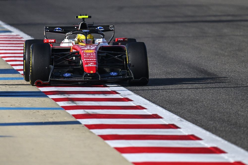 Lewis Hamilton em equipamento da Ferrari