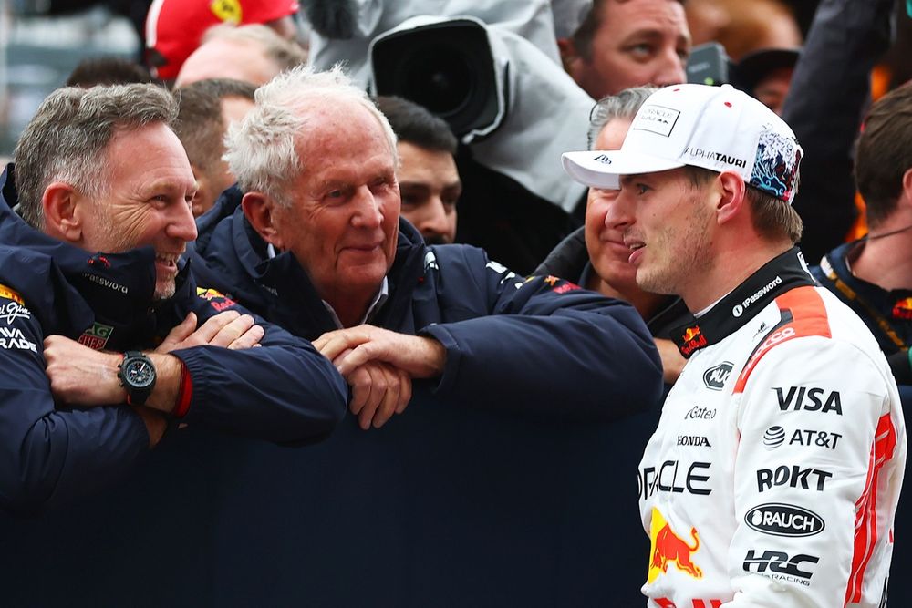 Max Verstappen em seu carro de Fórmula 1 da Red Bull Racing, com capacete e fardamento da equipe