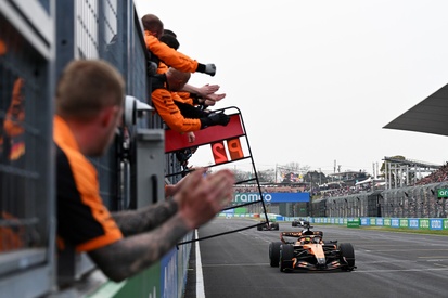 Oscar Piastri da McLaren celebra no pódio do GP do Japão de F1