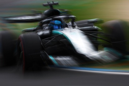 George Russell no cockpit de seu carro Mercedes de Fórmula 1